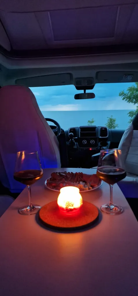 Vakariņas kemperī pie sveces